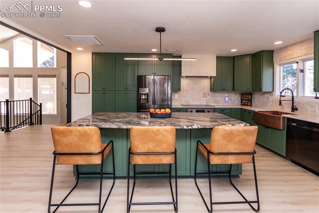 Image 14 of 50: Kitchen