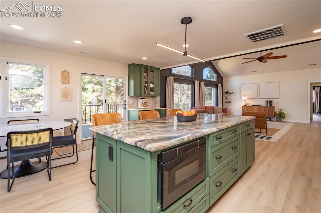 Image 16 of 50: Kitchen