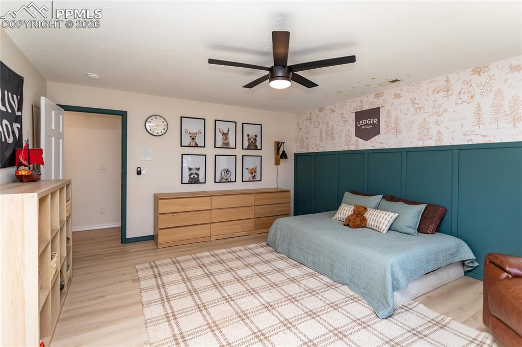 Image 19 of 50: Bedroom