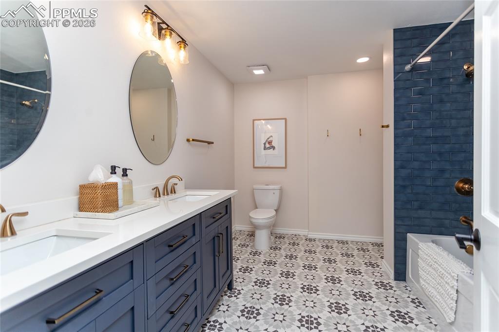 Image 38 of 50: Bathroom