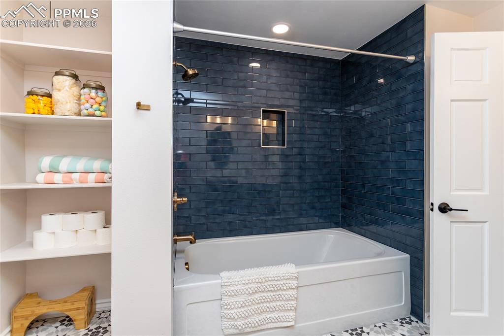 Image 39 of 50: Bathroom