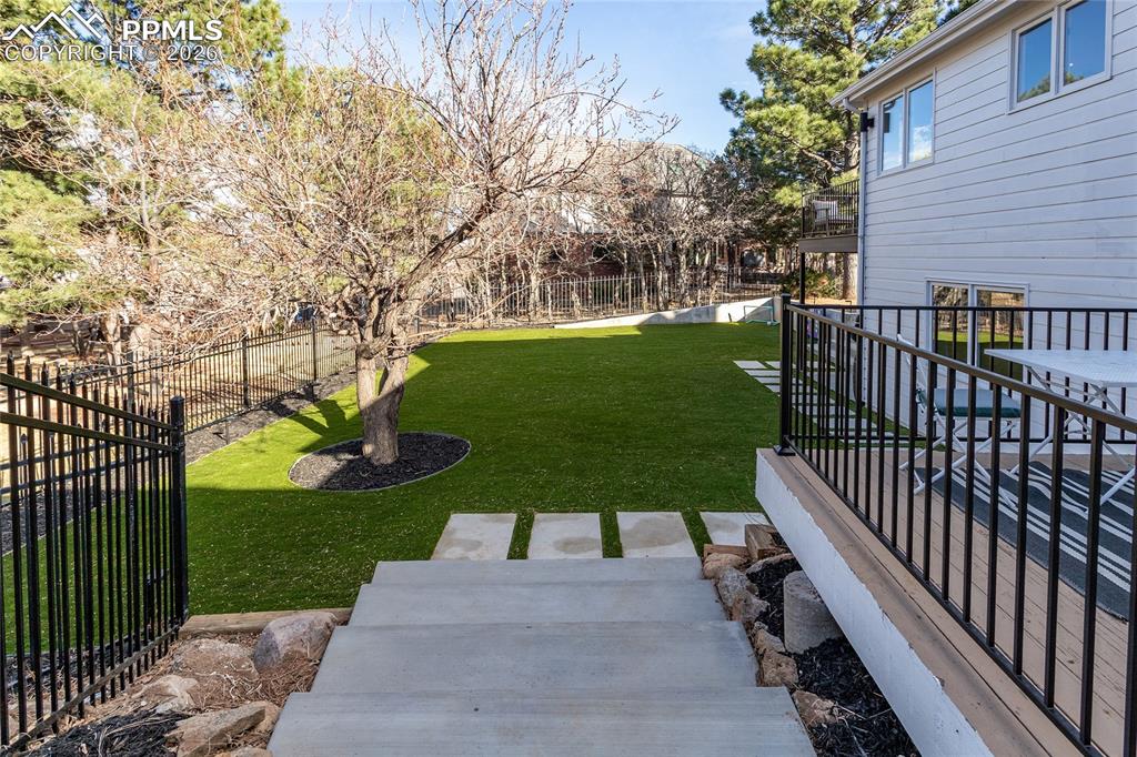 Image 46 of 50: Yard