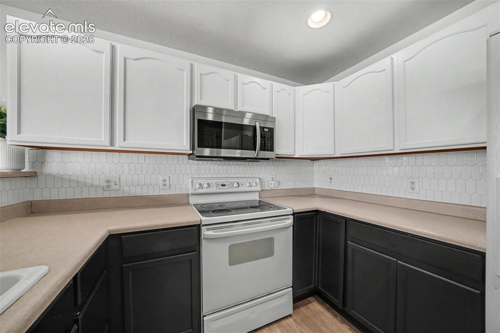 Image 9 of 26: Kitchen