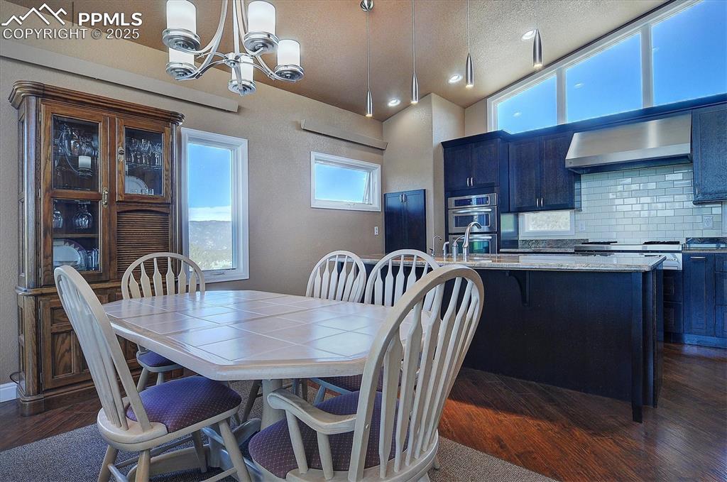 Image 11 of 40: Dining Area