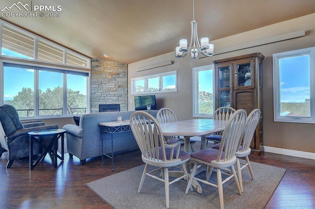 Image 12 of 40: Dining Area