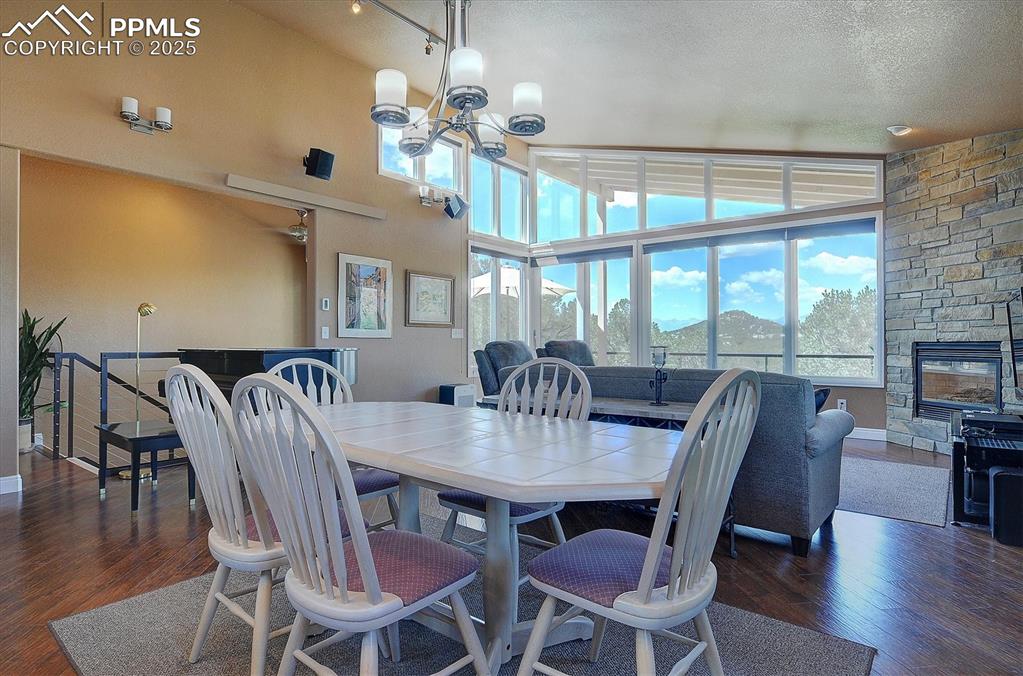Image 13 of 40: Dining Area