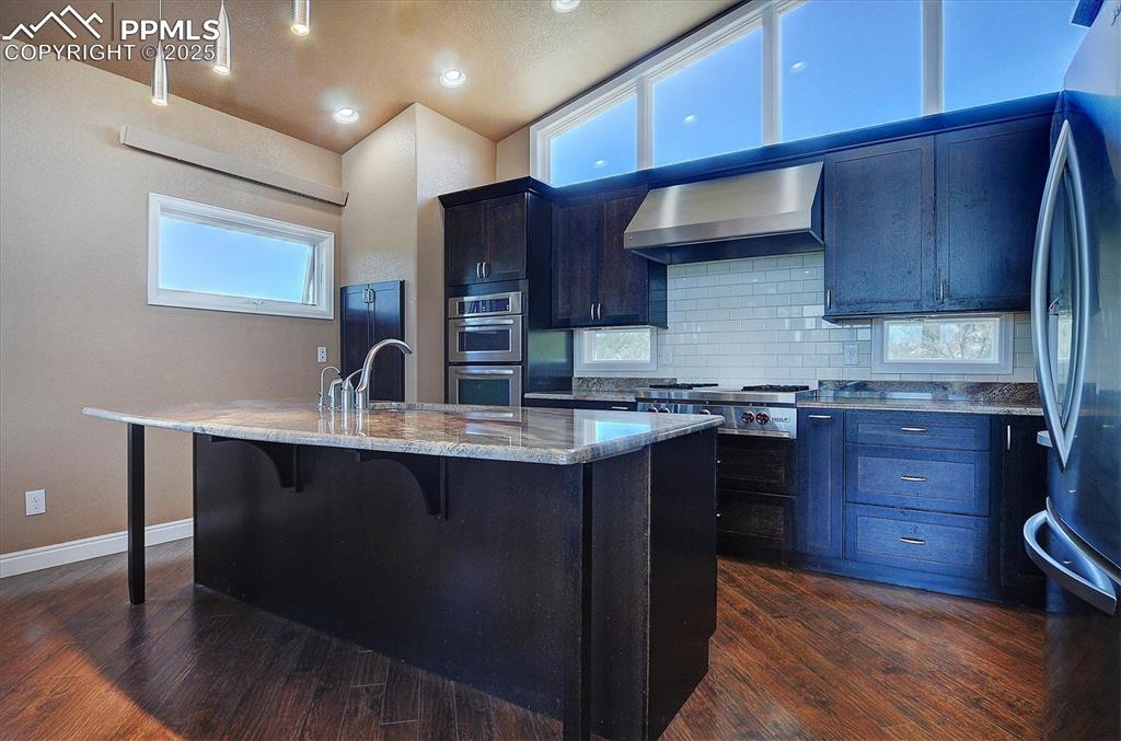 Image 14 of 40: Kitchen