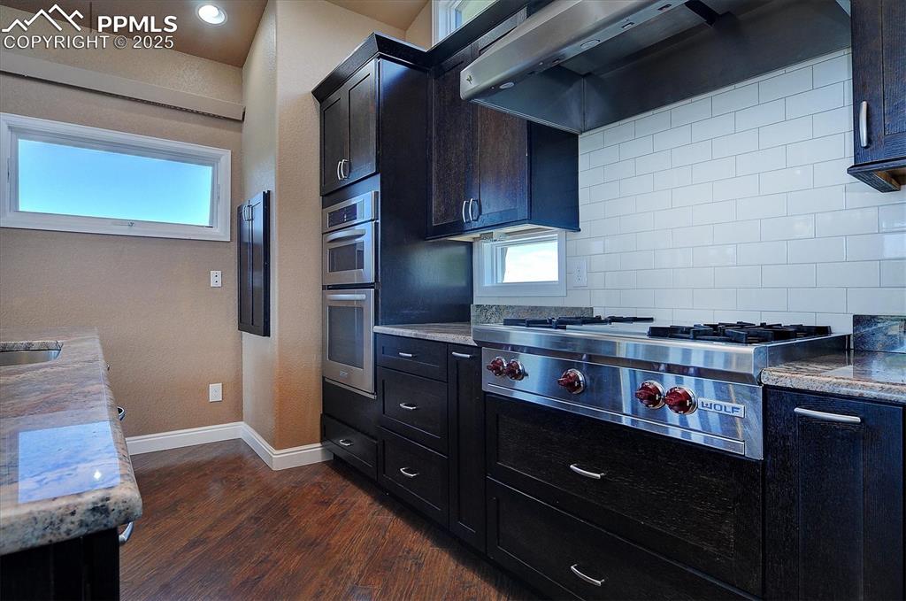 Image 15 of 40: Kitchen