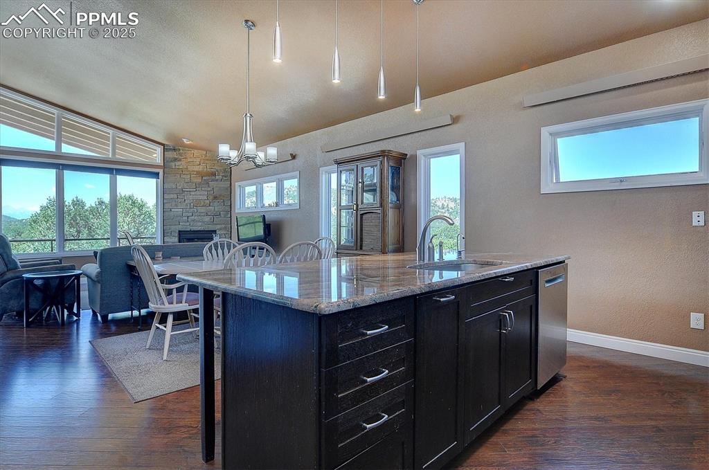 Image 16 of 40: Kitchen