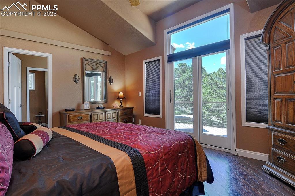 Image 17 of 40: Bedroom