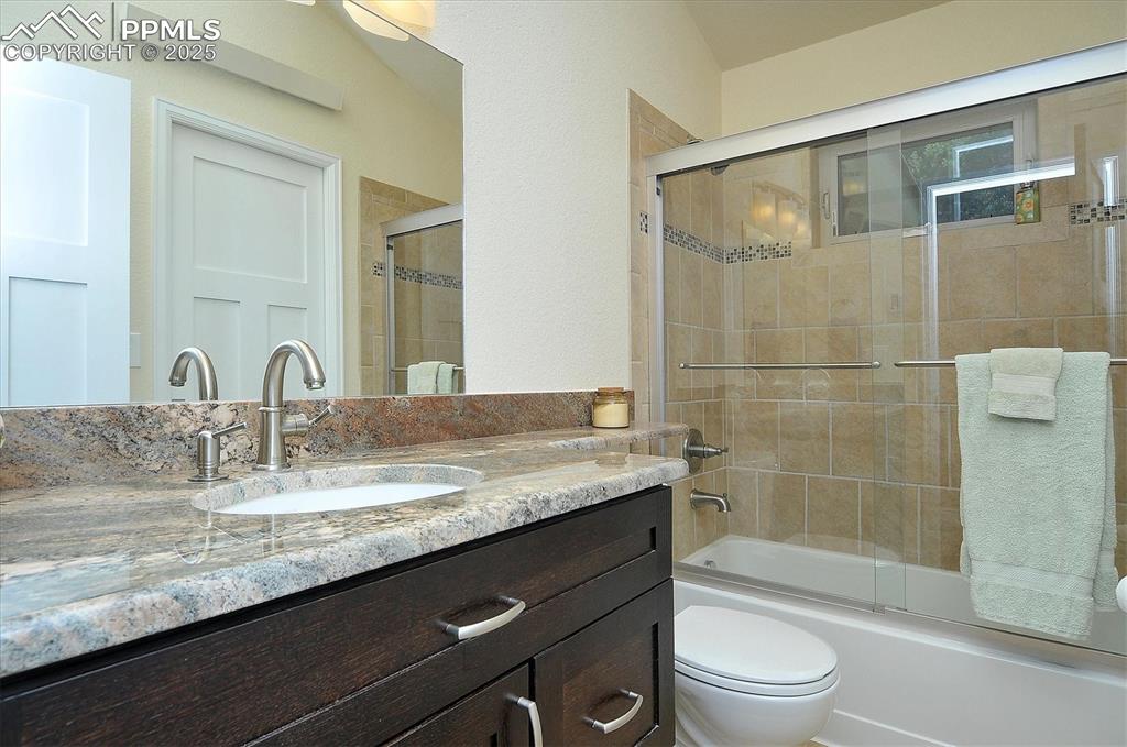 Image 20 of 40: Bathroom