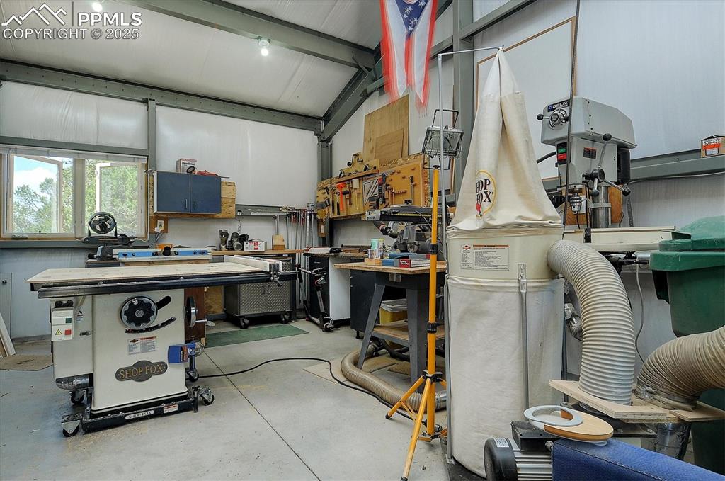 Image 34 of 40: Workshop