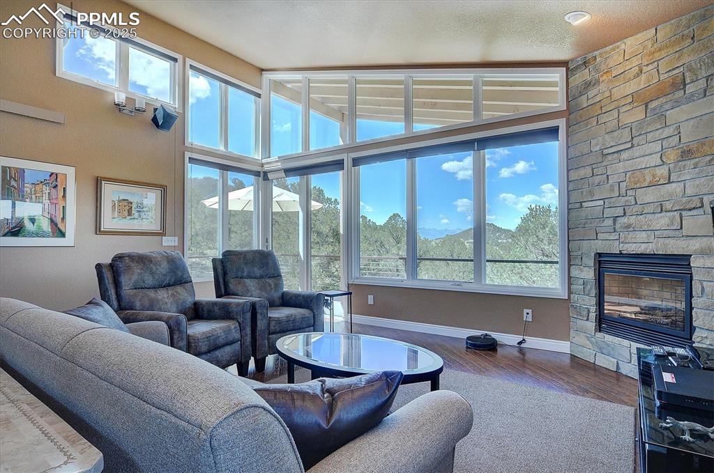 Image 7 of 40: Living Room