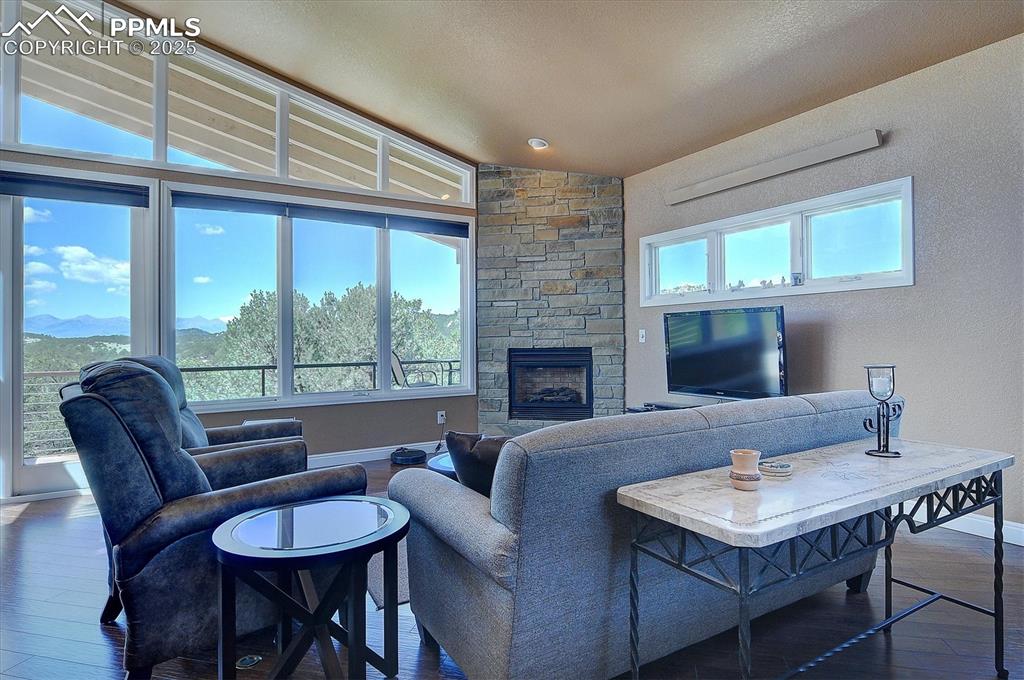 Image 8 of 40: Living Room