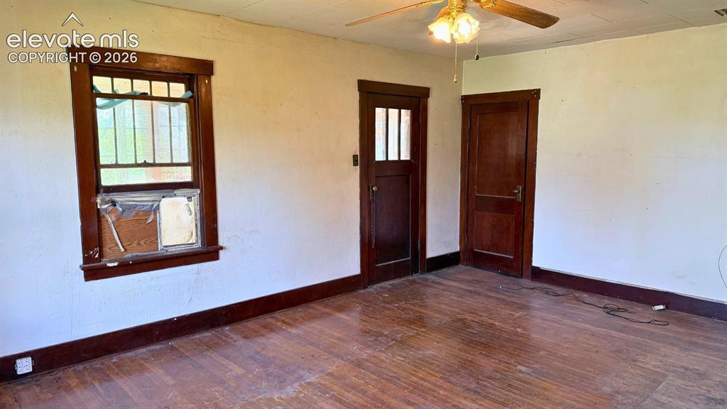 Image 6 of 9: Living Room