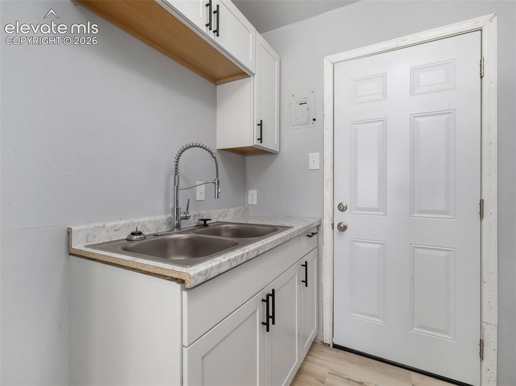 Image 13 of 16: Kitchen