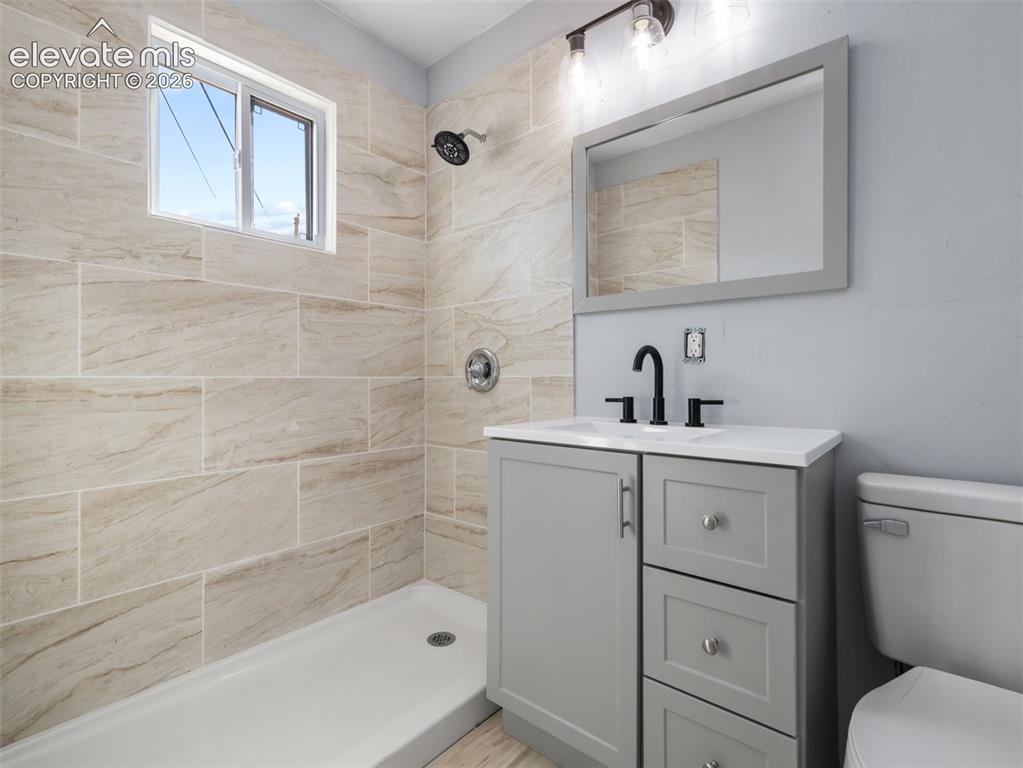 Image 14 of 16: Bathroom