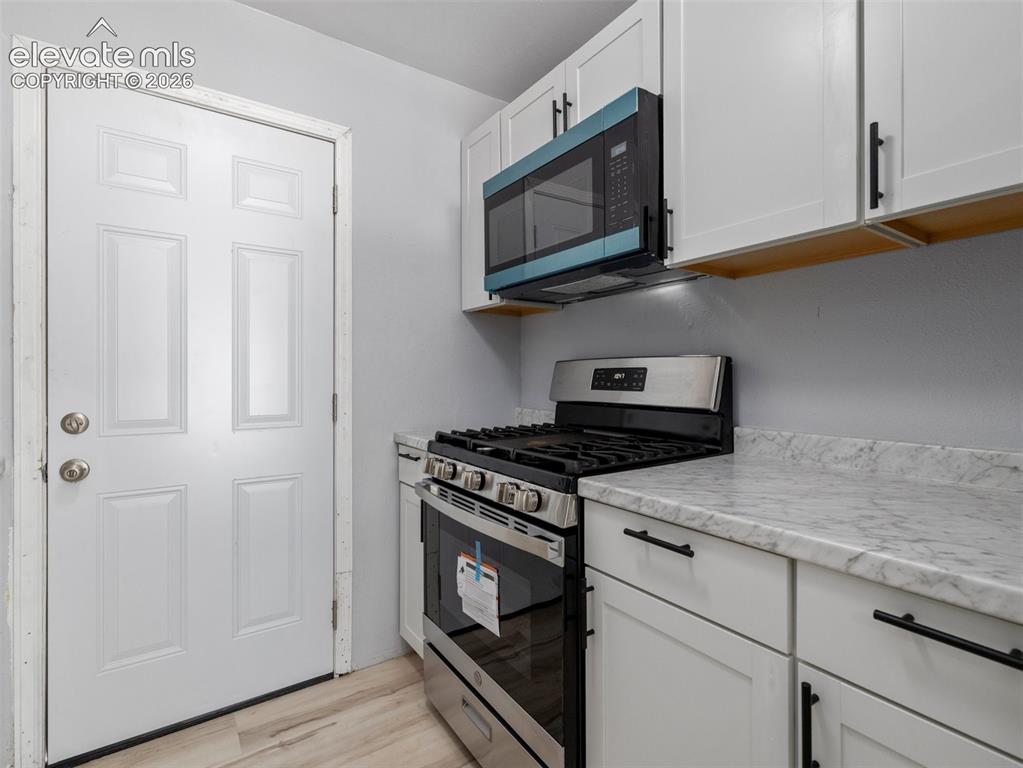 Image 7 of 16: Kitchen