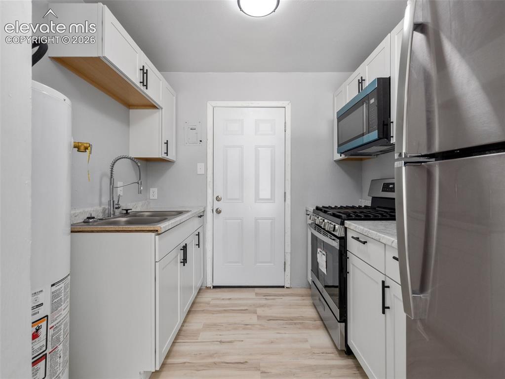 Image 8 of 16: Kitchen
