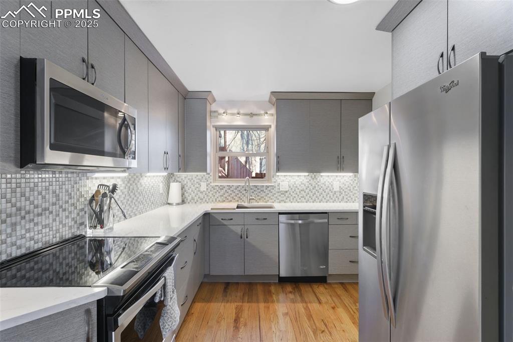 Image 12 of 31: This inviting kitchen with all it has to offer will make meal prep a breeze