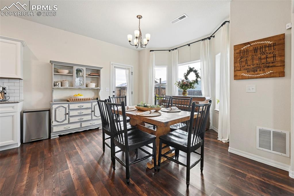 Image 11 of 47: Dining Area