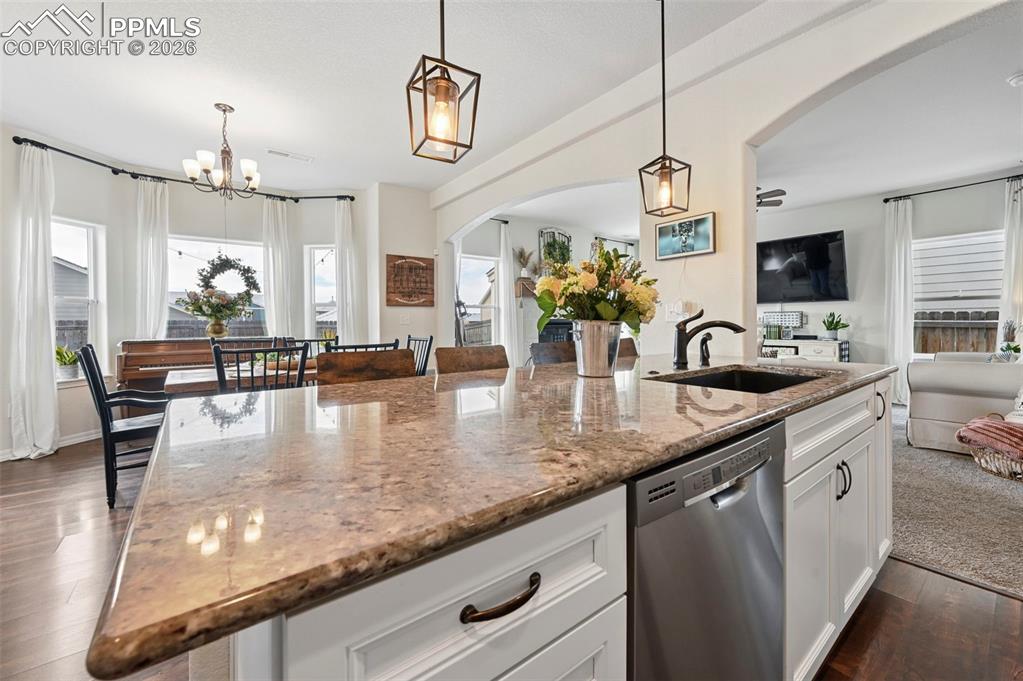 Image 16 of 47: Kitchen