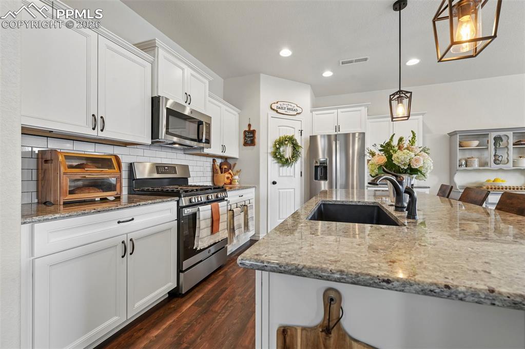 Image 17 of 47: Kitchen