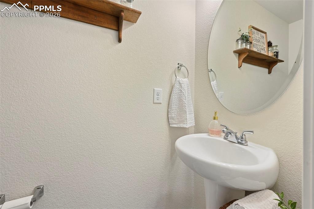 Image 18 of 47: Bathroom