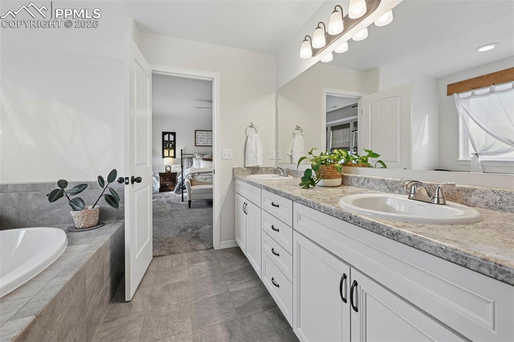 Image 26 of 47: Bathroom