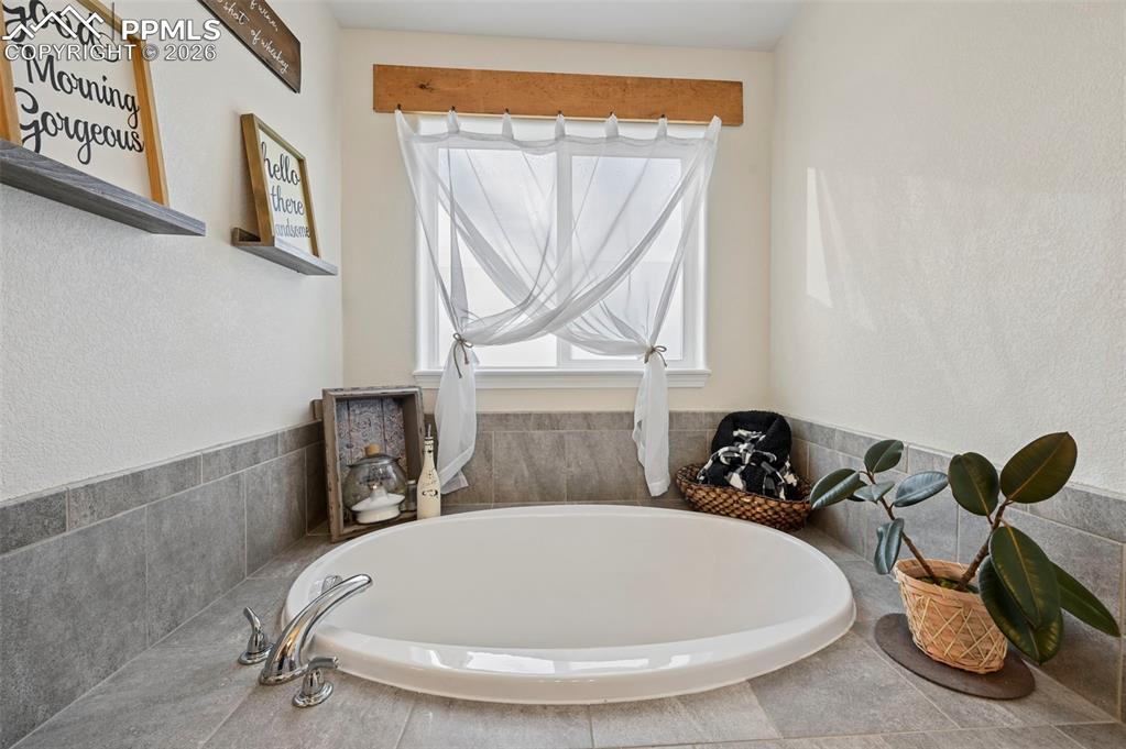 Image 27 of 47: Bathroom