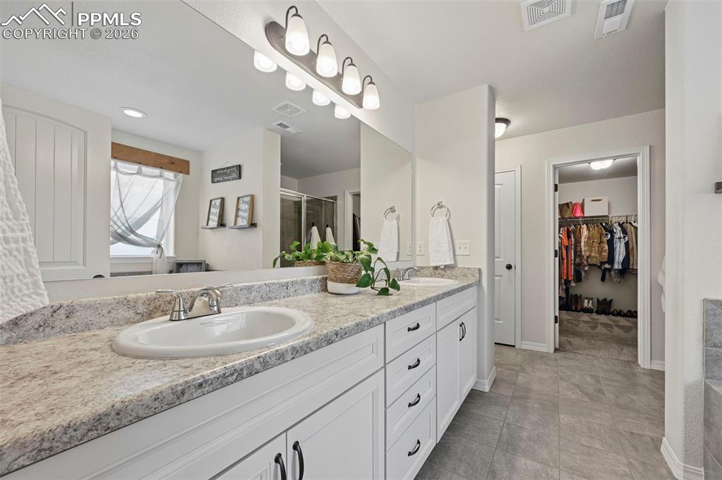 Image 28 of 47: Bathroom