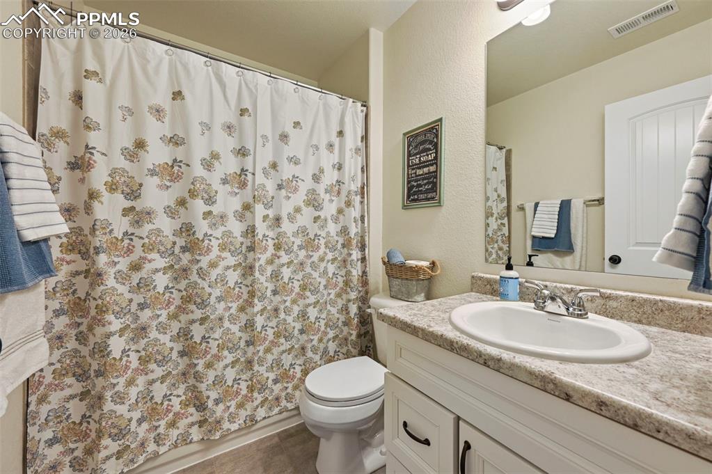 Image 33 of 47: Bathroom