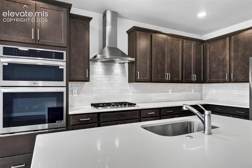 Image 10 of 40: Kitchen