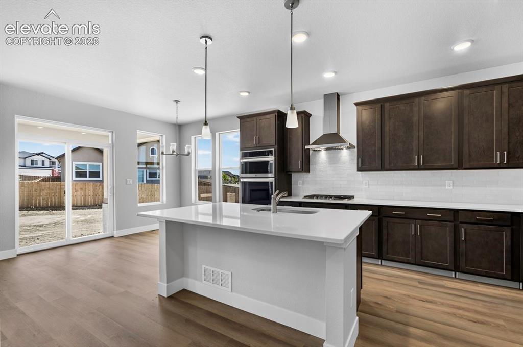 Image 11 of 40: Kitchen