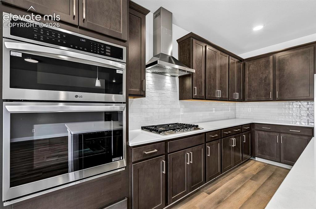 Image 12 of 40: Kitchen
