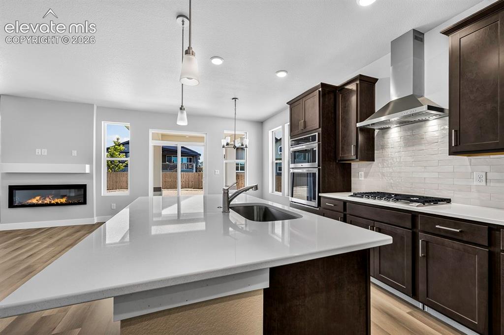 Image 14 of 40: Kitchen