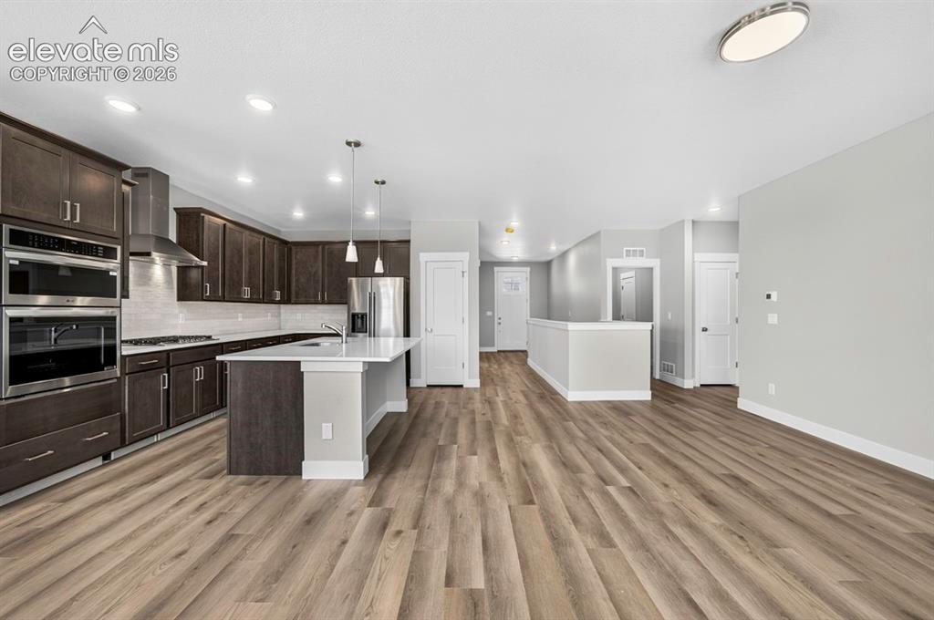 Image 15 of 40: Kitchen
