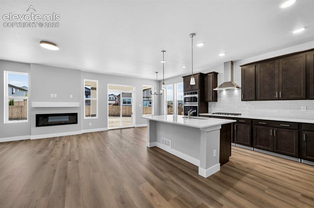 Image 16 of 40: Kitchen