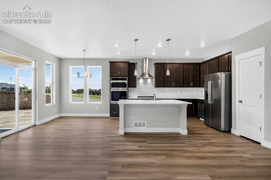 Image 19 of 40: Kitchen