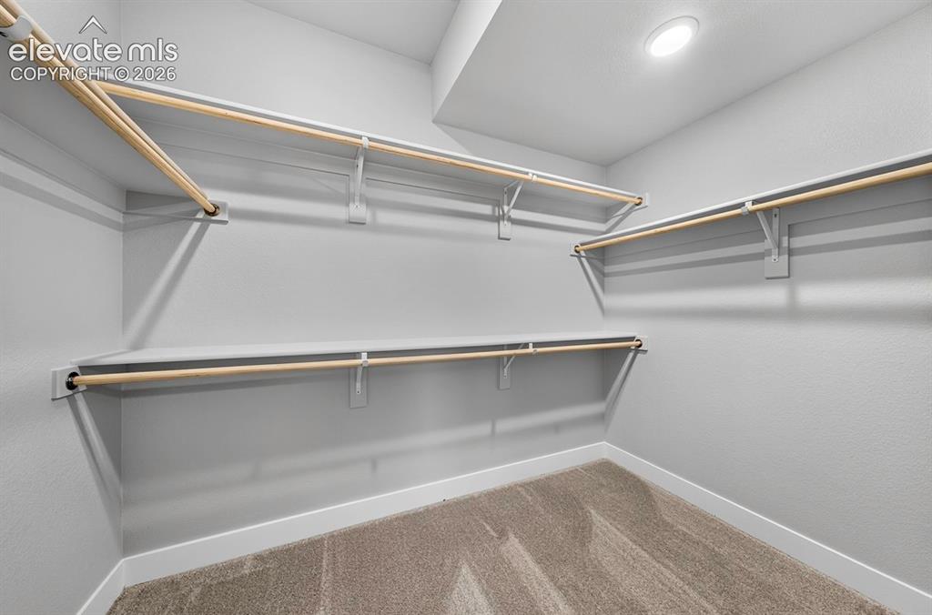 Image 36 of 40: Closet