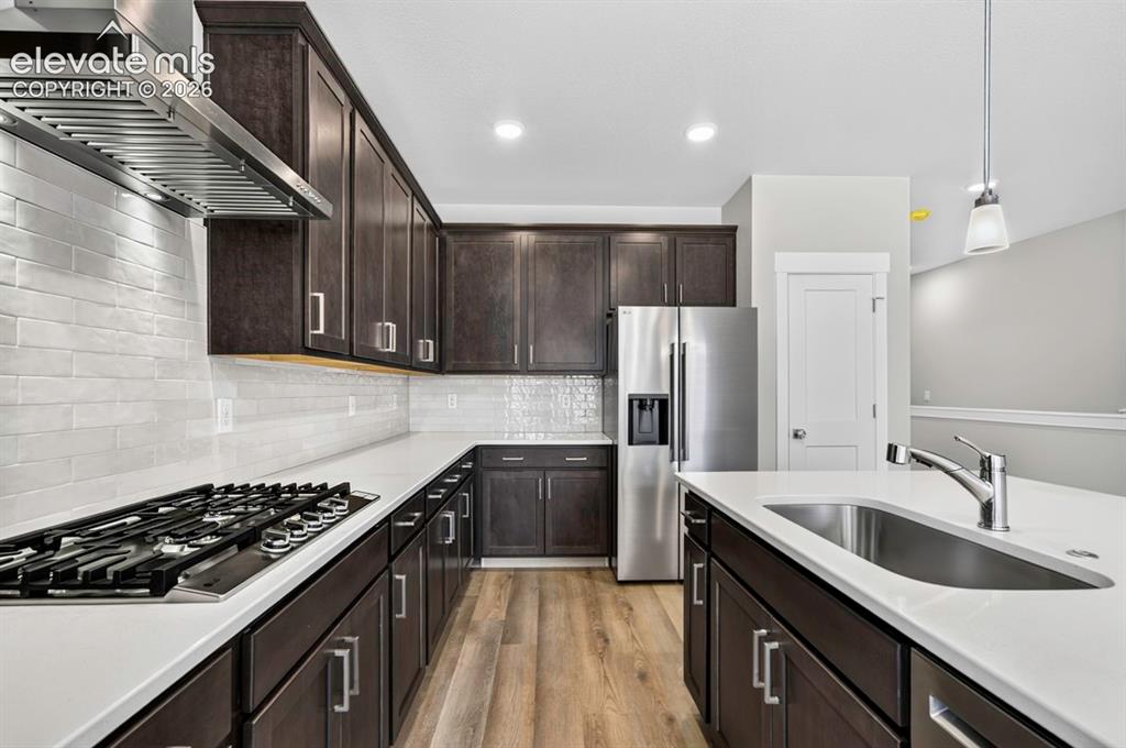Image 7 of 40: Kitchen