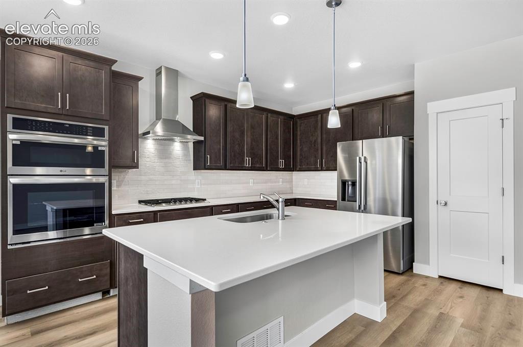 Image 8 of 40: Kitchen