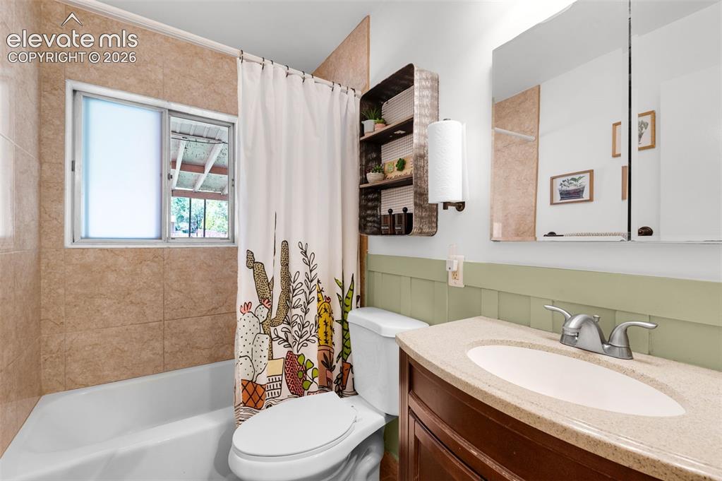 Image 11 of 24: Kitchen