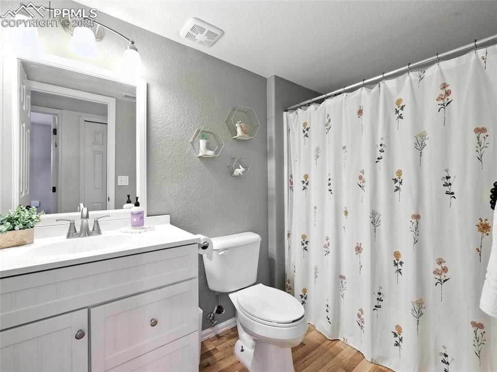 Image 32 of 38: Main bath in hallway