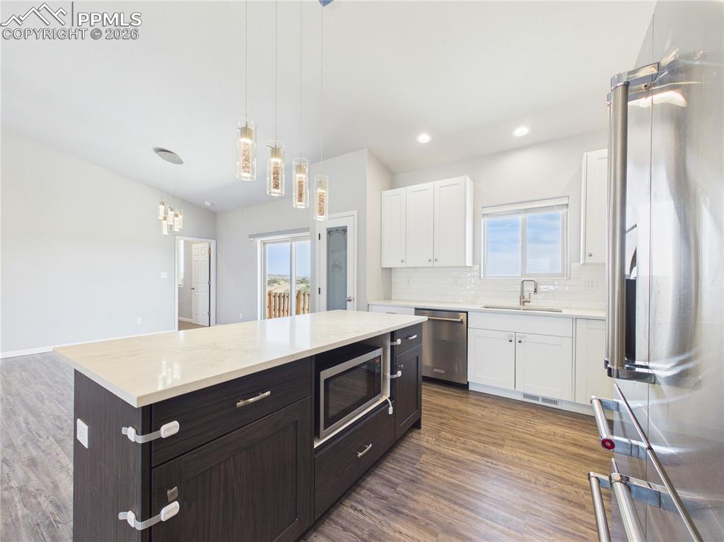 Image 15 of 47: Kitchen