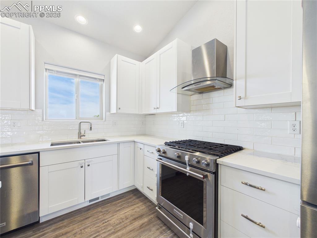 Image 16 of 47: Kitchen