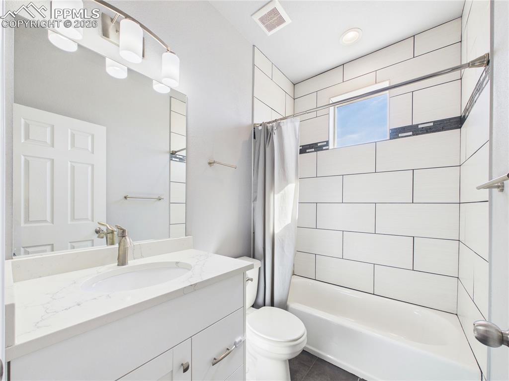 Image 24 of 47: Bathroom