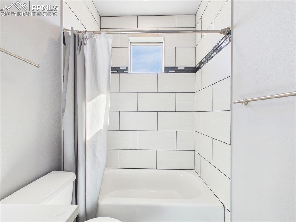 Image 25 of 47: Bathroom