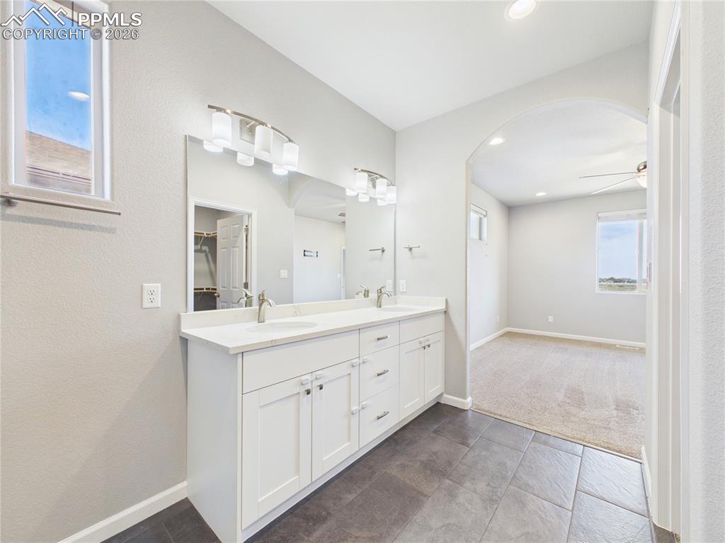 Image 35 of 47: Bathroom