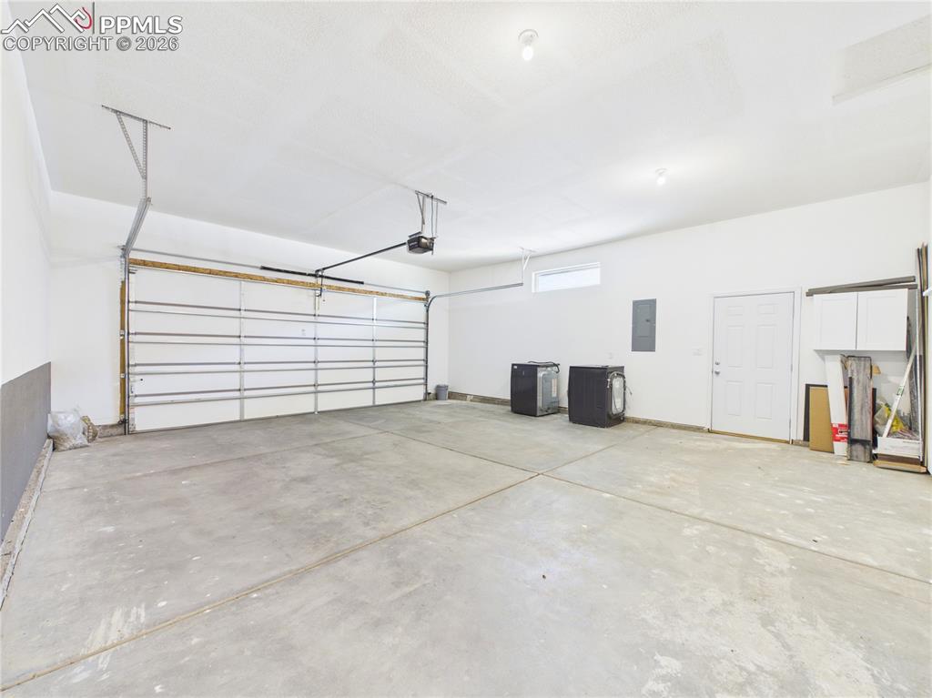 Image 38 of 47: Garage